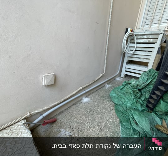 כבלים חשמליים על קיר עם כלי עבודה אדום